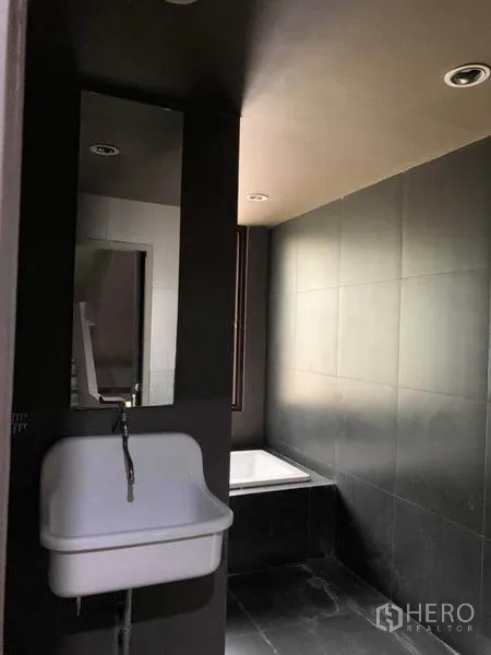 带办公室的家 出租在Huai Khwang, Bangkok - 深色瓷砖卫浴，设浴缸与挂壁式洗手盆。