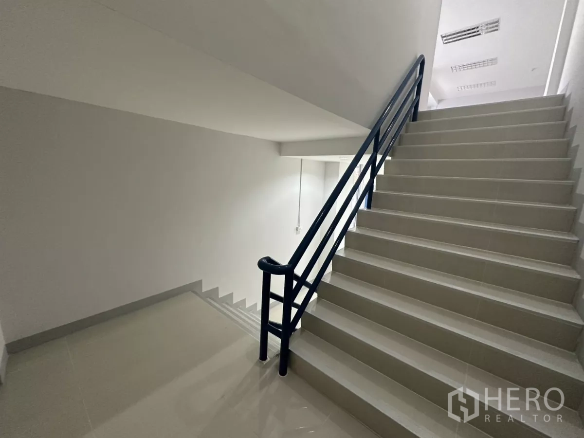 โรงงาน ให้เช่าในBang Phli, Samut Prakan - บันไดขึ้นสู่ชั้นเมซานีน พร้อมราวจับโลหะ