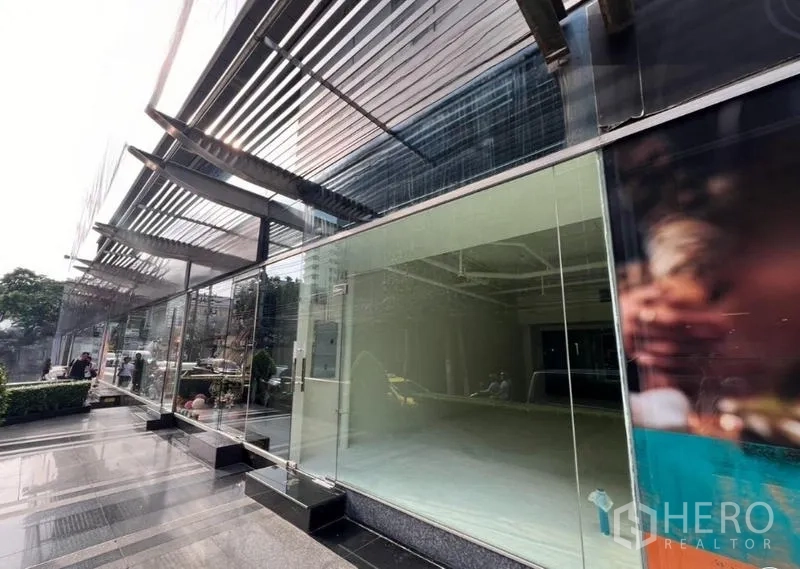 Retail Space for rent in Watthana, Bangkok - Street-facing glass storefront and canopy walkway of a retail unit in Watthana, Bangkok.