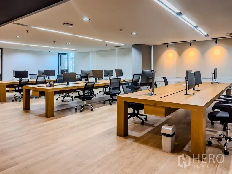 ออฟฟิศ for rent in Bang Rak, Bangkok - โซนทำงานแบบเปิดพร้อมโต๊ะไม้ขนาดใหญ่ เก้าอี้ และไฟเพดาน