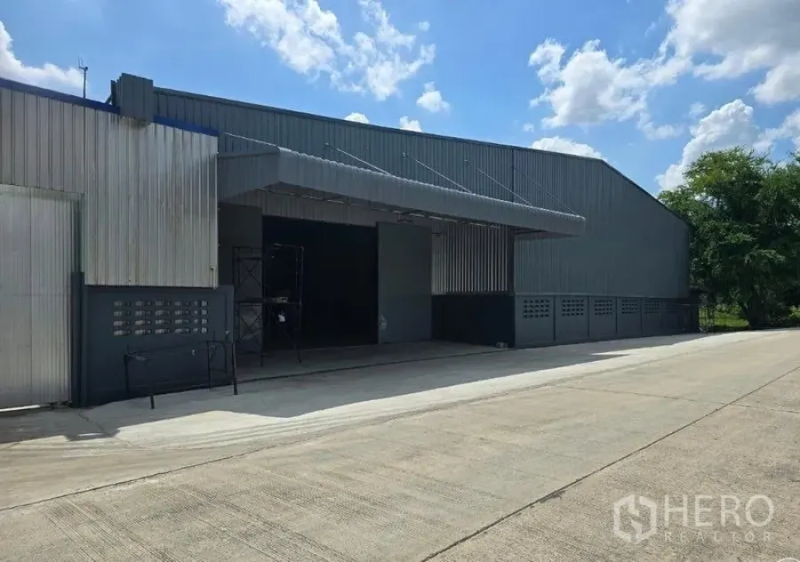 Warehouse for rent in Sai Noi, Nonthaburi - Open-plan warehouse floor with wide access doors suitable for truck or forklift entry.