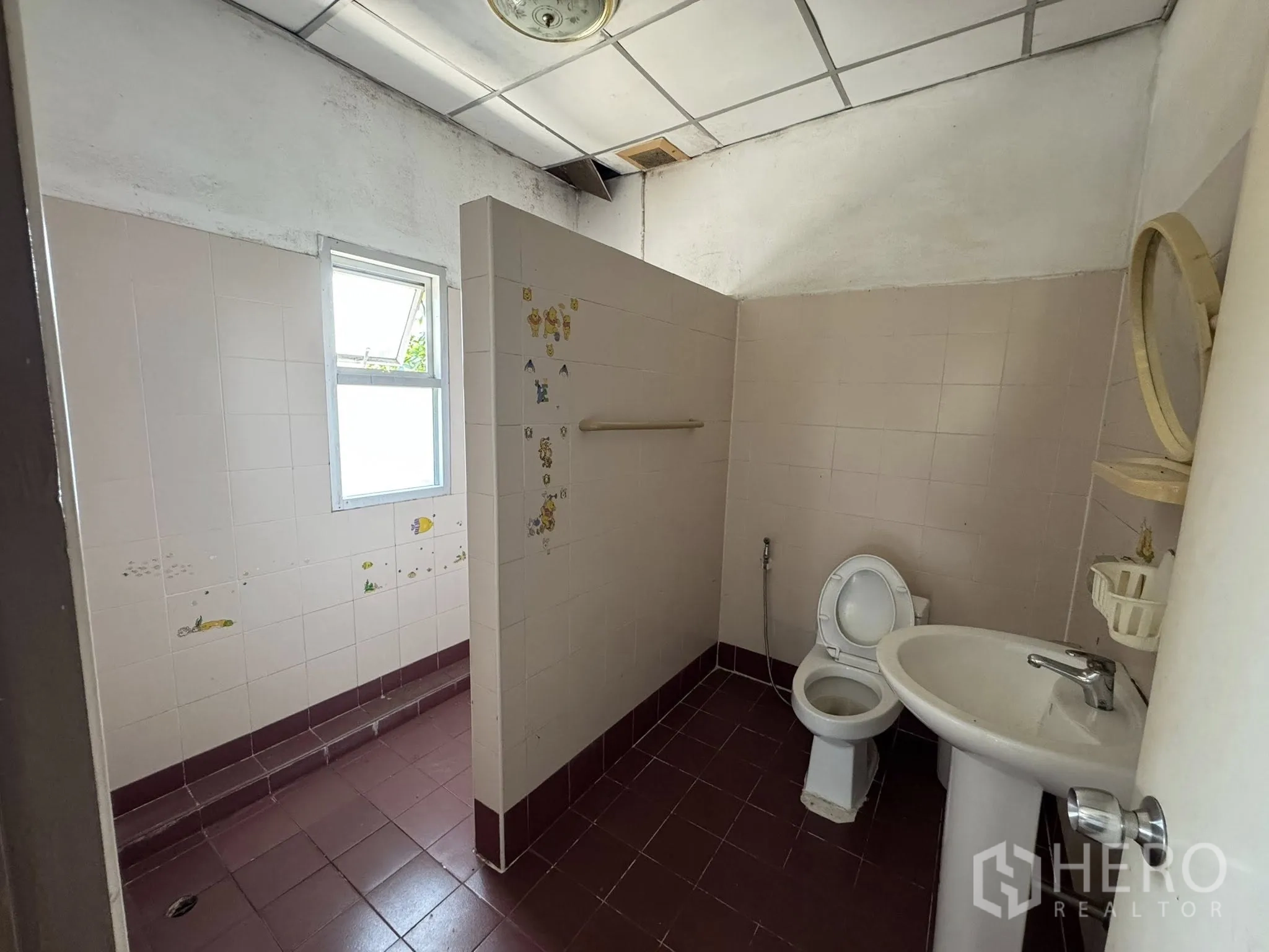 Warehouse for rent in Mueang Samut Sakhon, Samut Sakhon - Older restroom with toilet, sink and a shower area, lit by a small window.