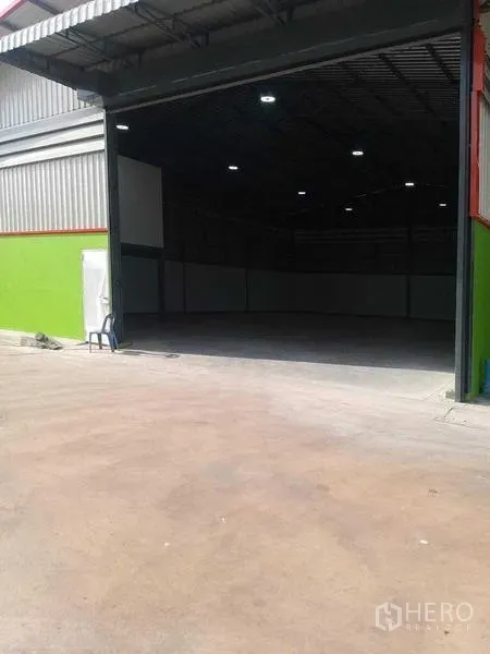货栈 出租在Bang Khun Thian, Bangkok - 装卸入口，混凝土地面与超高卷闸门