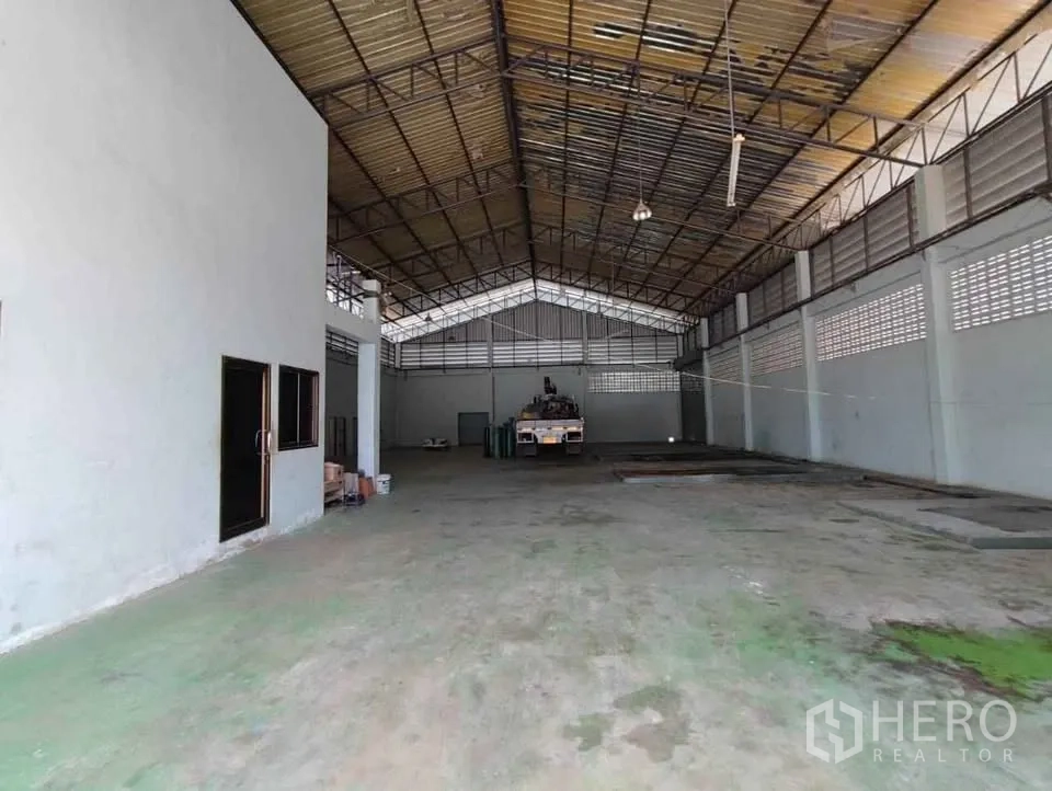 工厂 出租在Mueang Chachoengsao, Chachoengsao - 开阔的厂房地面，高架桁架屋顶，尽头可通车。