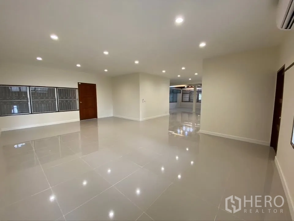 独栋房屋 for rent in Suan Luang, Bangkok - 明亮多功能大厅，嵌灯、空调与瓷砖地面。