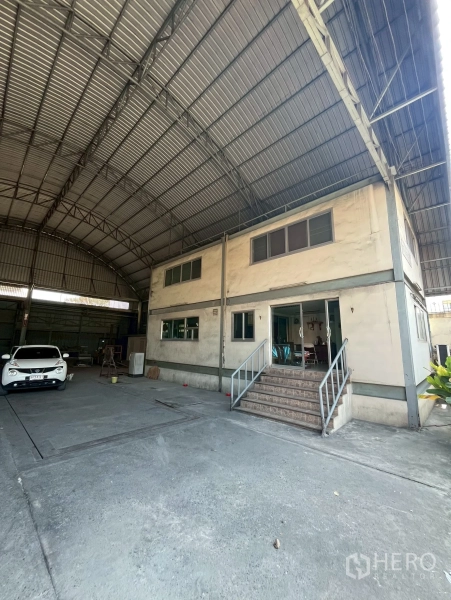 Factory for rent in Phra Pradaeng, Samut Prakan - Arched metal roof over the warehouse with office block beneath.