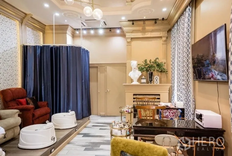 Retail Space for rent in Khlong Toei, Bangkok - Fitted salon interior with pedicure stations, elegant moldings and soft lighting.