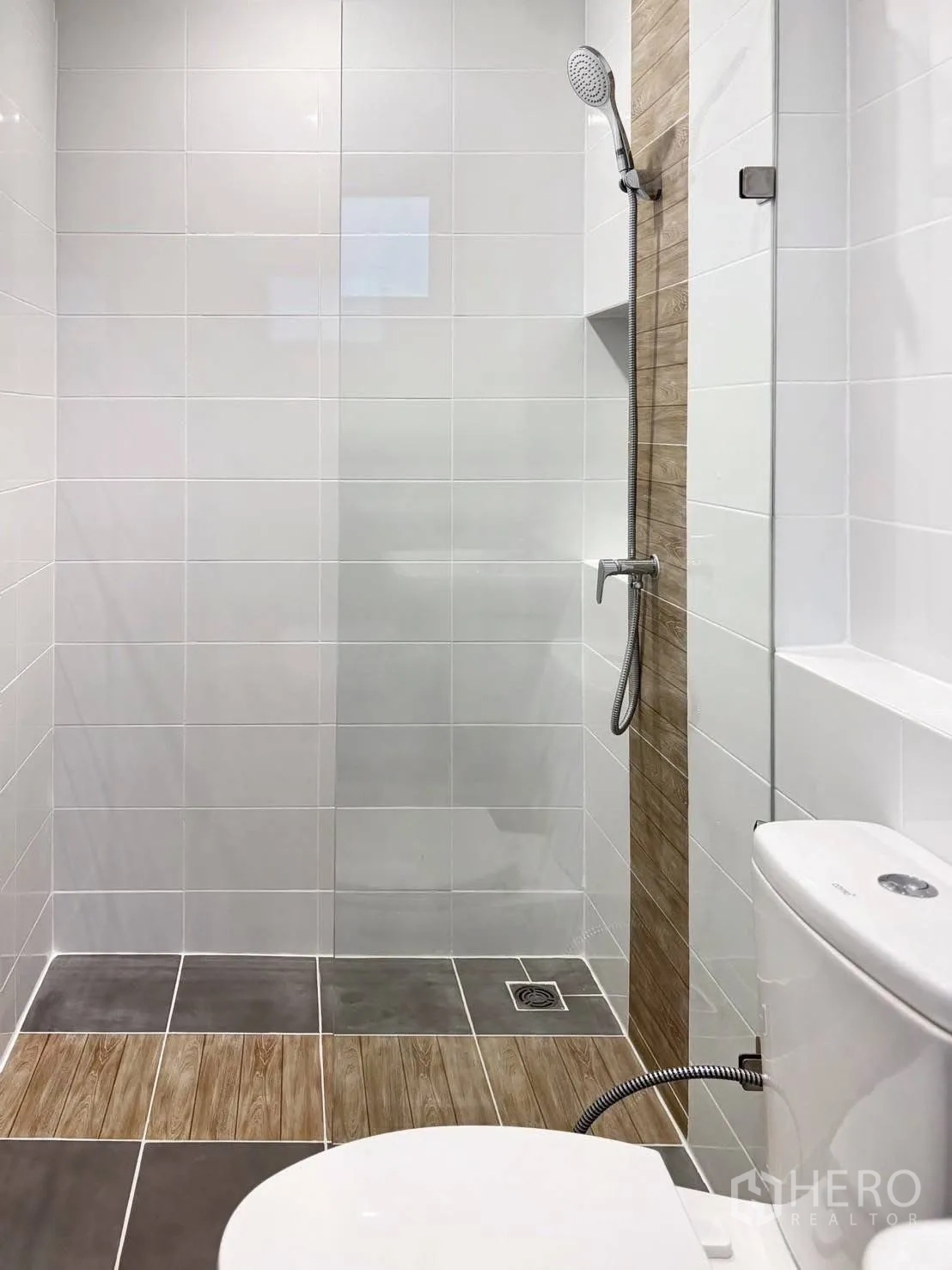 Townhouse for rent in Bang Phli, Samut Prakan - Modern bathroom with walk-in shower, handheld showerhead, and toilet.