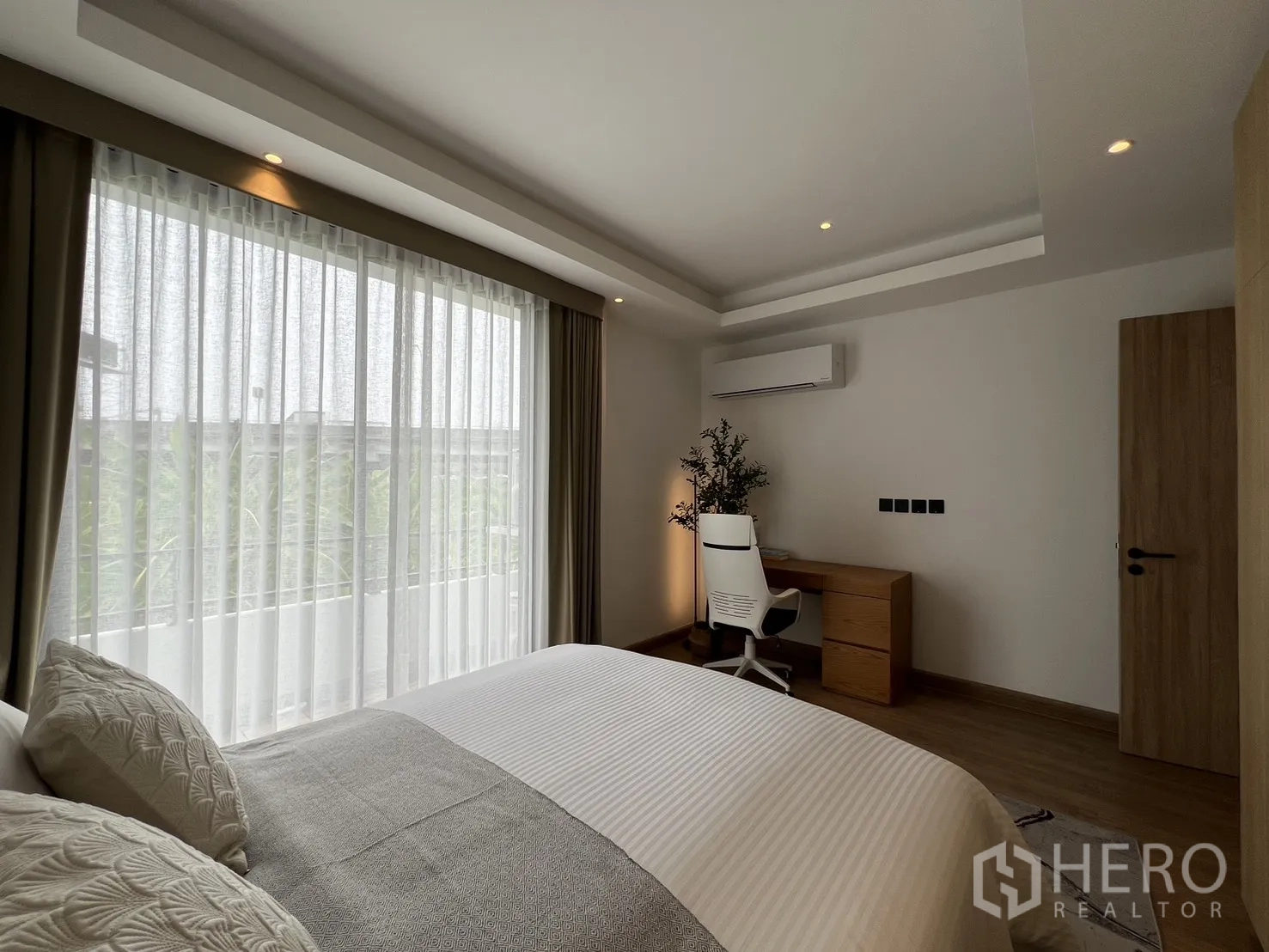 Townhouse for sale in Watthana, Bangkok - Secondary bedroom with floor-to-ceiling wardrobes and framed art.