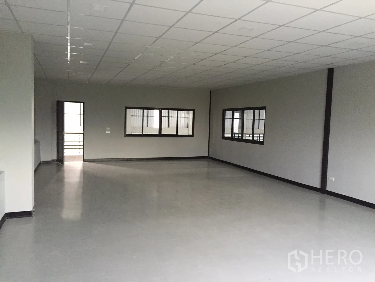 โกดัง for rent in Bang Phli, Samut Prakan - ห้องสำนักงานโล่ง เพดานแขวน หน้าต่างและพื้นเรียบ