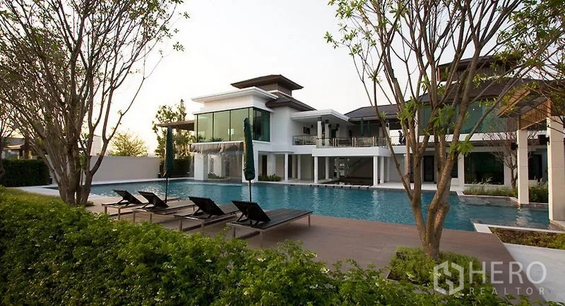 Detached House for rent in Bang Kapi, Bangkok - Estate clubhouse with large swimming pool and sun loungers.