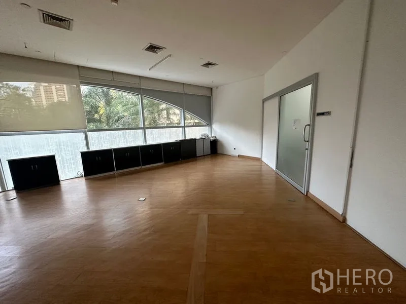 สำนักงาน ให้เช่าในPathum Wan, Bangkok - ออฟฟิศมุมกว้าง พื้นไม้ หน้าต่างโค้งพร้อมมู่ลี่ และประตูกระจกห้องประชุม