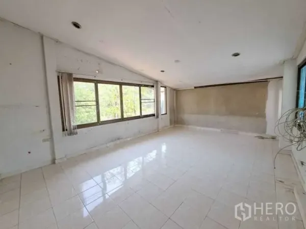 Retail Space for rent in Sathon, Bangkok - Spacious upper-floor room with large windows and glossy tile flooring.
