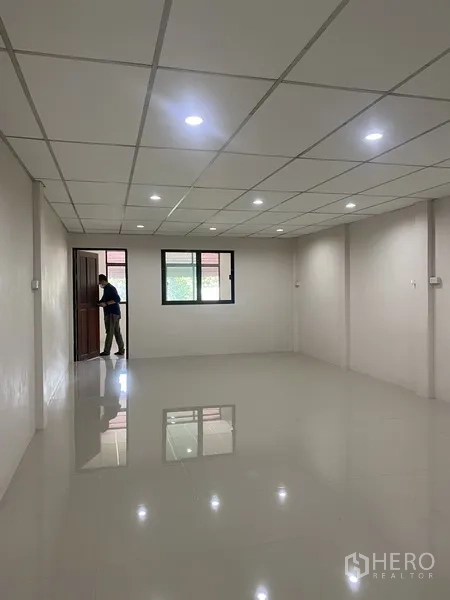 联排别墅 出租在Suan Luang, Bangkok - 明亮房间，设窗户与顶灯，并有侧门，室内焕新整洁。