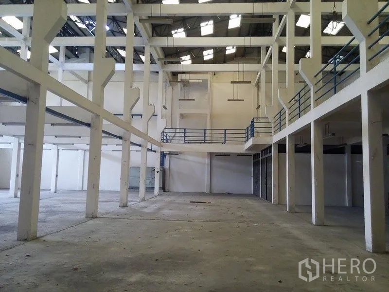货栈 出租在Min Buri, Bangkok - 仓库内部空间宽敞，层高高，白色立柱与夹层护栏，曼谷民武里。