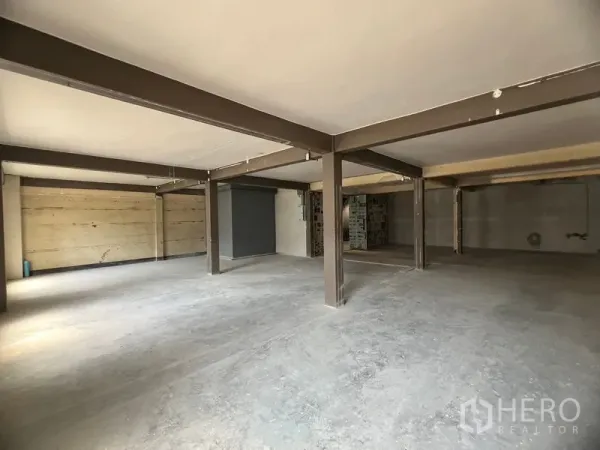 Retail Space for rent in Watthana, Bangkok - Empty shell retail unit with steel columns and a flexible layout for custom fit-out in the Sukhumvit area.
