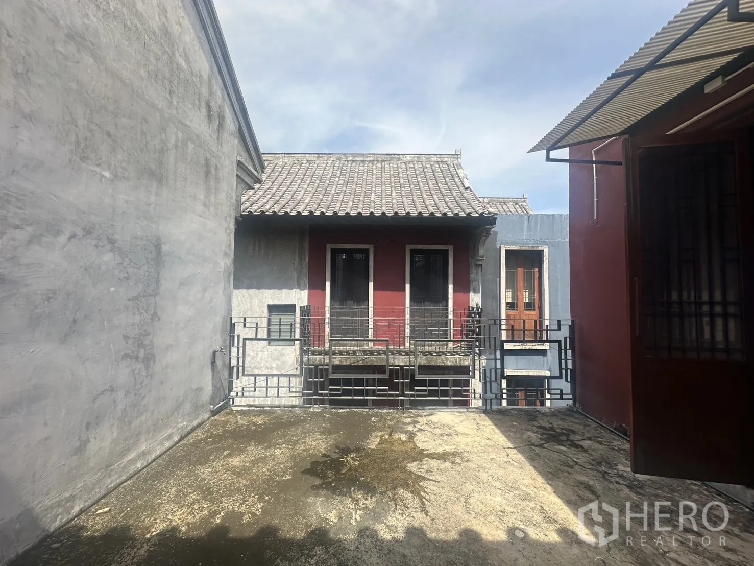 Home Office for rent in Pathum Wan, Bangkok - Private rooftop terrace facing neighboring shophouse-style roofs in Pathum Wan.