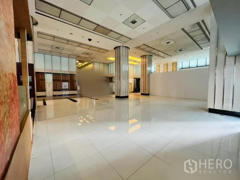 Retail Space for rent in Khlong Toei, Bangkok - Open retail floor of about 127 sqm with high ceilings, large windows and marble-style columns ready for fit-out.