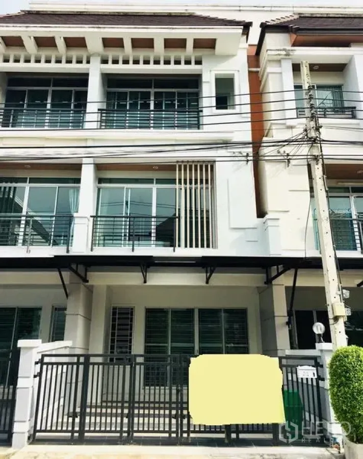 Townhouse for rent in Prawet, Bangkok - Modern three-storey townhouse exterior with balconies and gated parking in Prawet, Bangkok.