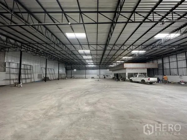 Warehouse for rent in Khlong Luang, Pathum Thani - Open-plan 1,200 sqm warehouse floor with steel columns, ample lighting and side office block.