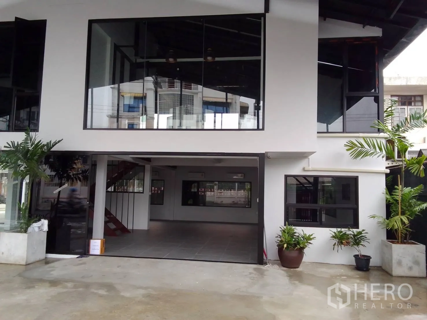 สำนักงานที่บ้าน ให้เช่าในWang Thonglang, Bangkok - โถงชั้นล่างพร้อมประตูกระจกบานเลื่อน หน้าต่างสูง และกระถางต้นไม้