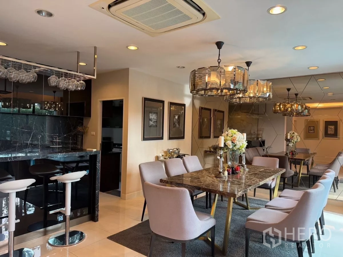 Detached House for rent or sale in Prawet, Bangkok - Open-plan dining and bar zone with multiple chandeliers and ample seating.