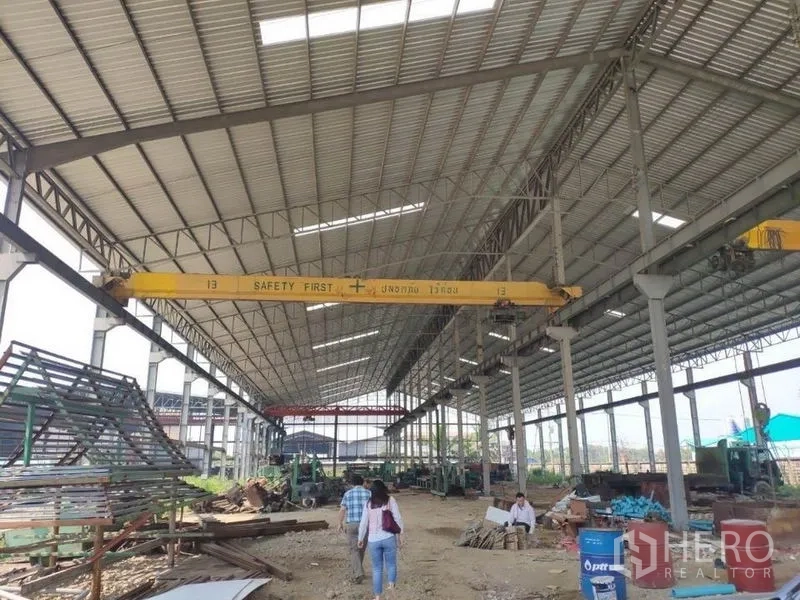 Factory for rent in Samut Sakhon - Central aisle of the factory showing overhead crane rails and ventilated roof in Samut Sakhon.