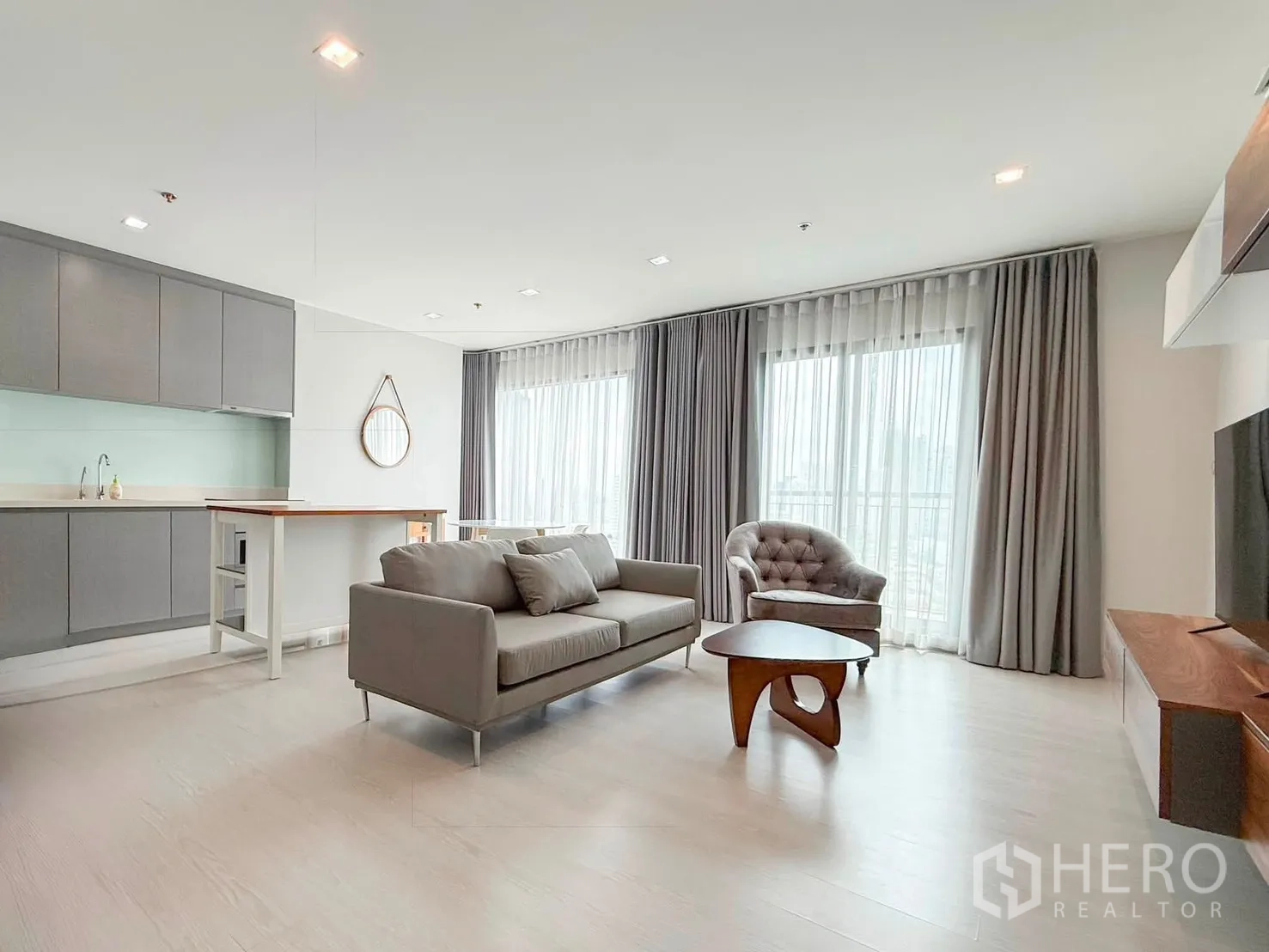 คอนโด for rent in Khlong Toei, Bangkok - มุมมองกว้างของห้องนั่งเล่น ครัว และมุมทานอาหาร แสงธรรมชาติส่องทั่ว