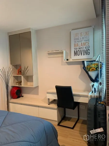 Townhouse for rent in Suan Luang, Bangkok - Bedroom corner with study desk, floating shelves and built-in cabinets.