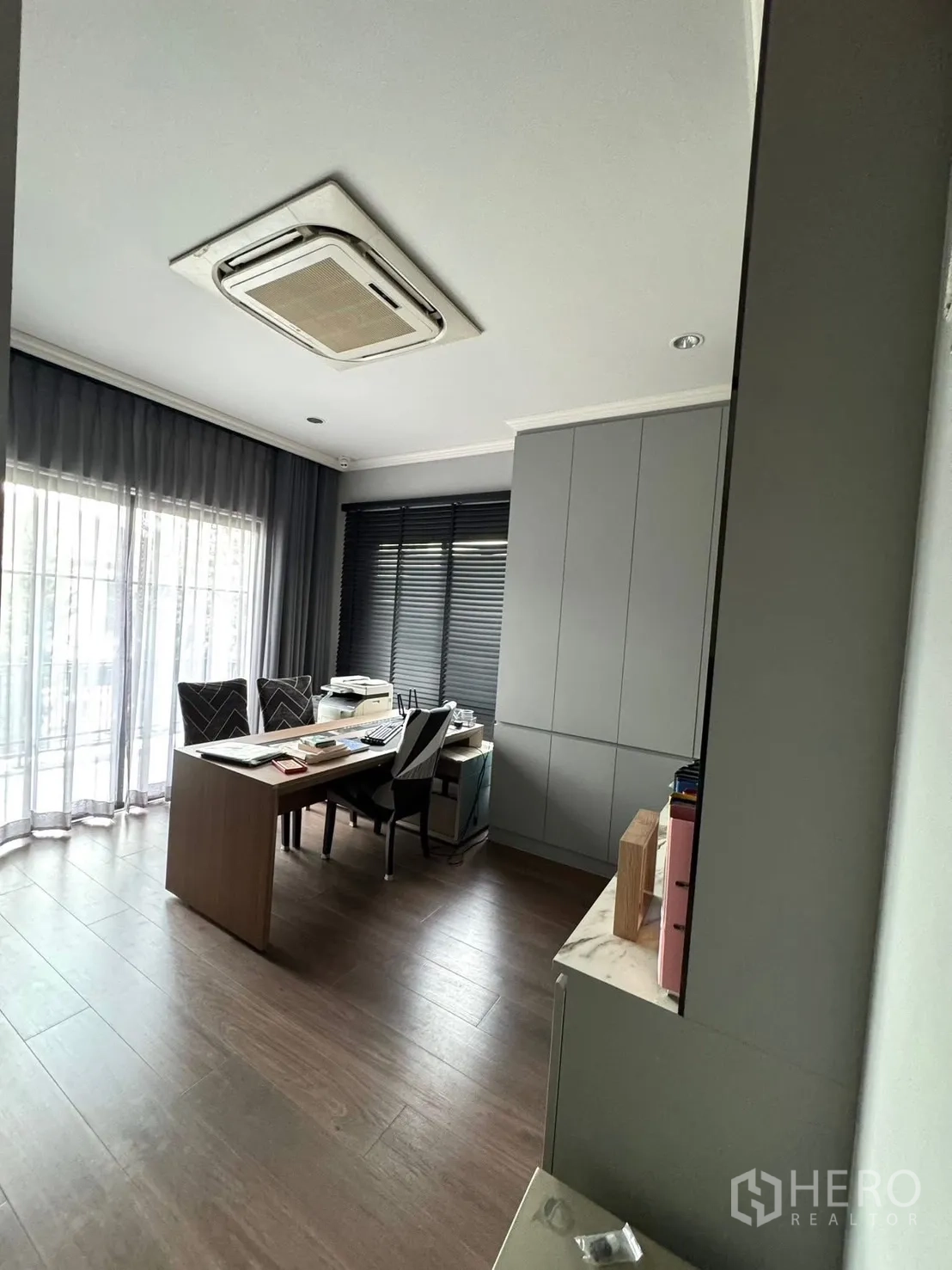 Detached House for sale in Mueang Pathum Thani, Pathum Thani - Home office with built‑in cabinetry, desk and cassette air‑conditioner.