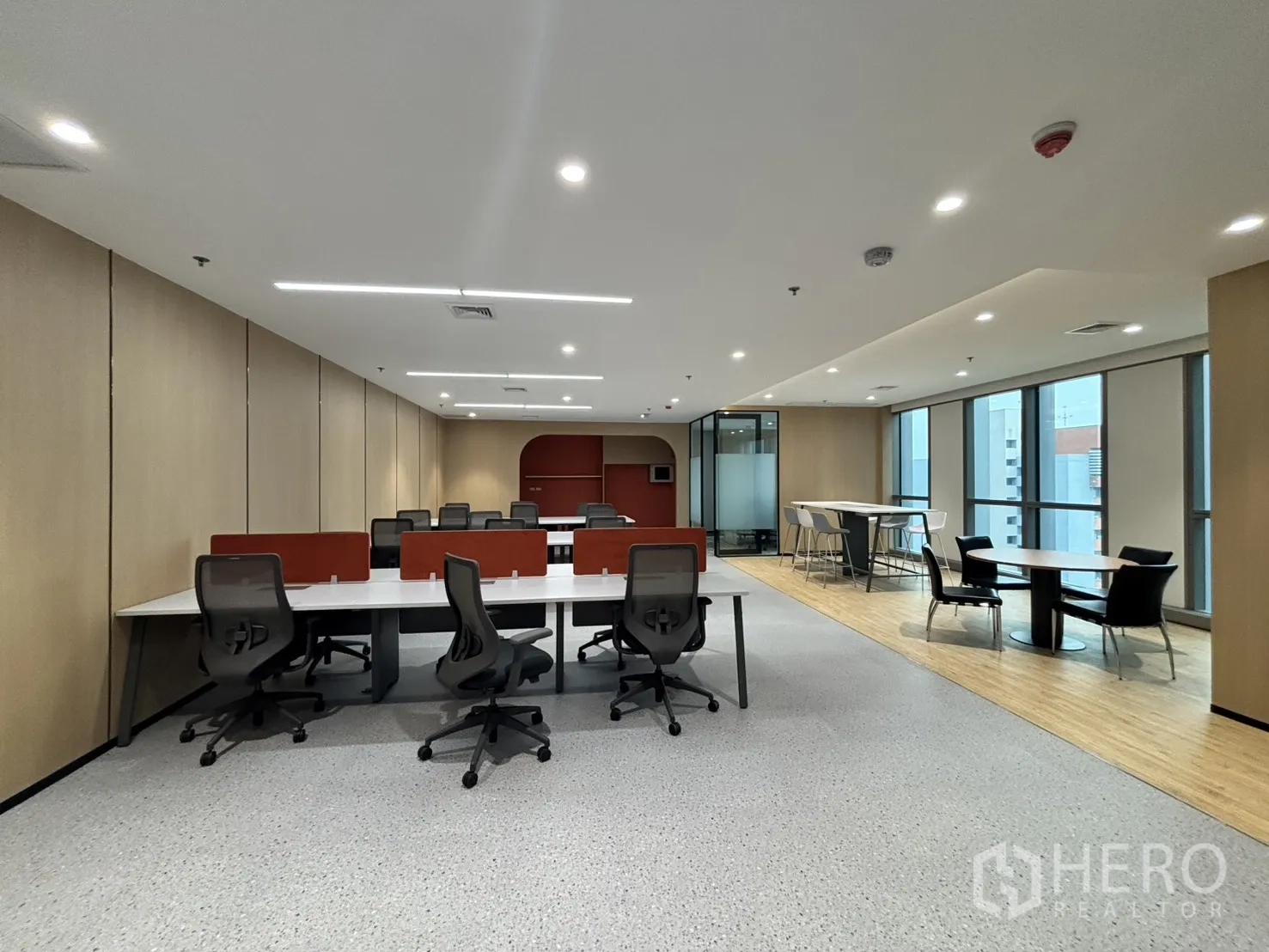 办公空间 出租在Huai Khwang, Bangkok - 宽敞工作区，开放工位、休息桌与通高玻璃窗