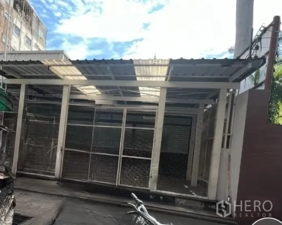 Retail Space for rent in Khlong Toei, Bangkok - Covered storefront with gated entrance and skylight roof panels, ideal for a 40 sqm retail space near BTS Nana.