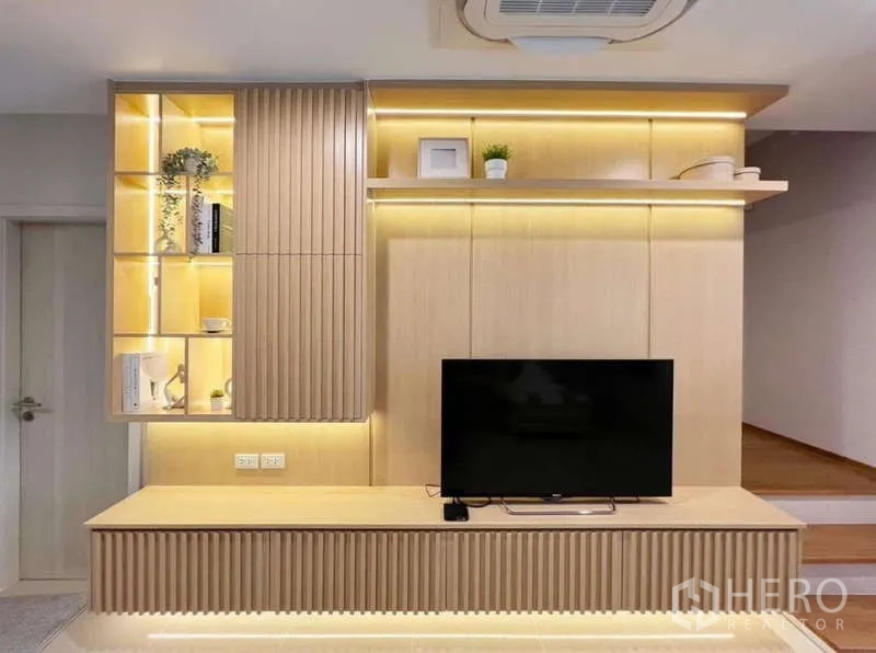 Townhouse for rent or sale in Saphan Sung, Bangkok - TV feature wall with backlit shelves, floating media cabinet and ceiling cassette air-con.