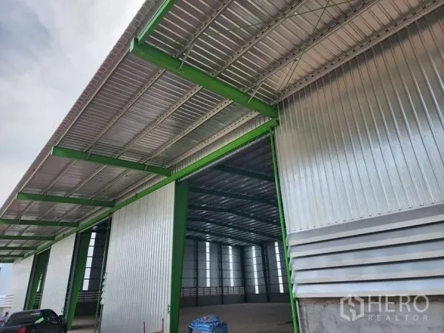 Warehouse for rent in Wang Noi, Phra Nakhon Si Ayutthaya - Open sliding doors revealing the steel structure and canopy at the warehouse entrance.