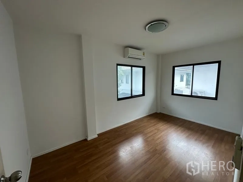 独立式住宅 出售在Bang Khen, Bangkok - 卧室配分体空调与双面采光窗。