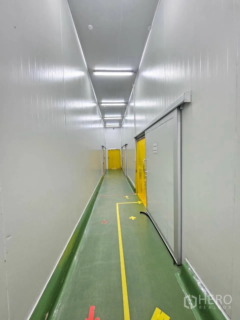 Factory for rent in Mueang Samut Sakhon, Samut Sakhon - Wide hallway with marked walkways and insulated sliding doors.