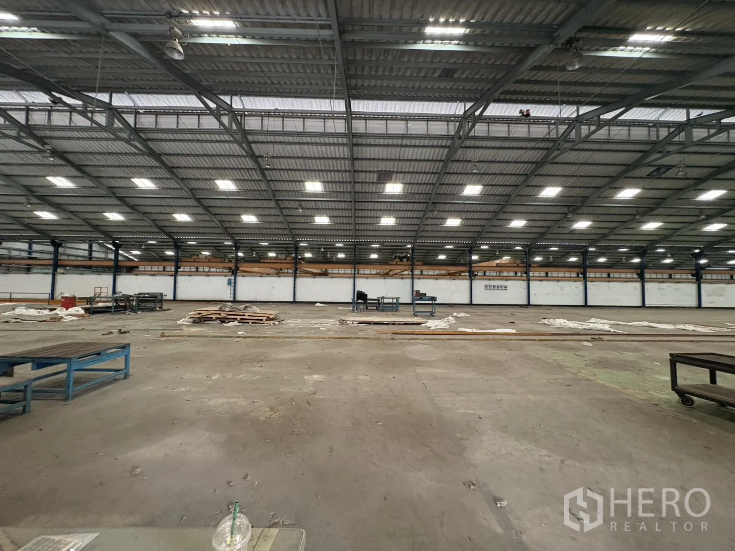 Factory for rent in Phra Pradaeng, Samut Prakan - Central view across expansive production floor and truss roof.