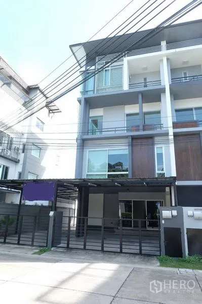 สำนักงานที่บ้าน ให้เช่าในWang Thonglang, Bangkok - อาคารโฮมออฟฟิศ 4 ชั้นสมัยใหม่ พร้อมประตูรั้วและที่จอดรถ ในวังทองหลาง กรุงเทพฯ