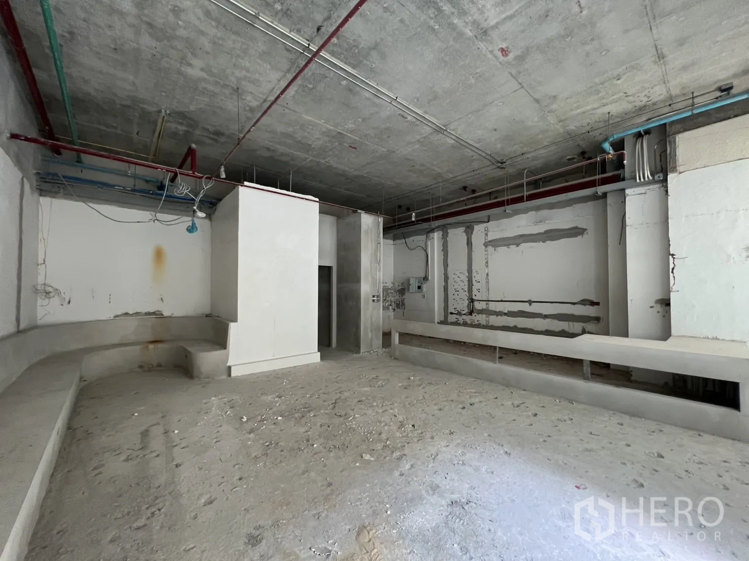 Retail Space for rent in Khlong Toei, Bangkok - Rear perspective showing high ceilings, concrete benching and service risers.