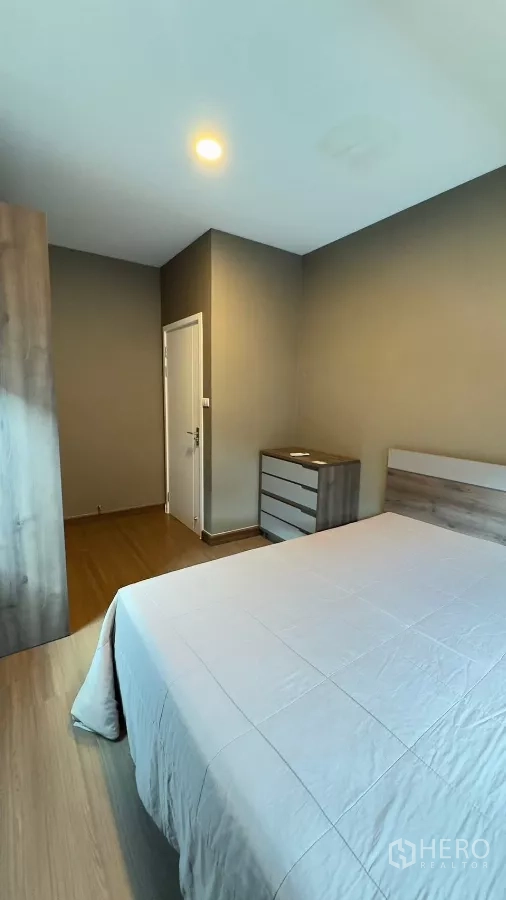 Detached House for rent in Samut Prakan - Guest bedroom with neutral decor, wardrobe and drawers.
