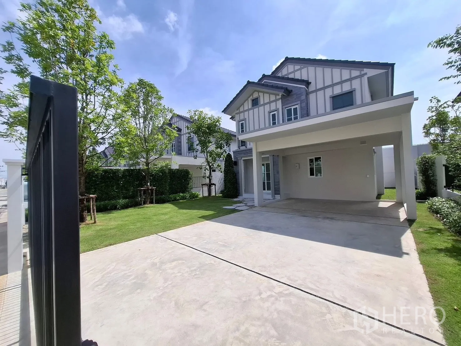 บ้าน for rent in Bang Phli, Samut Prakan - ภาพภายนอกบ้านเดี่ยวสไตล์โมเดิร์น โรงจอดรถมีหลังคา ลานจอด และสนามหญ้า