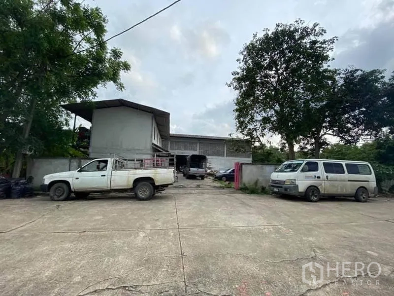 Factory for sale in Nong Chok, Bangkok - Large concrete forecourt with parking and loading space in front of the factory.