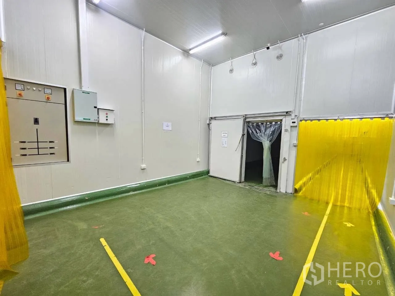 Factory for rent in Mueang Samut Sakhon, Samut Sakhon - Green-floor anteroom with control panel and two insulated doorways.