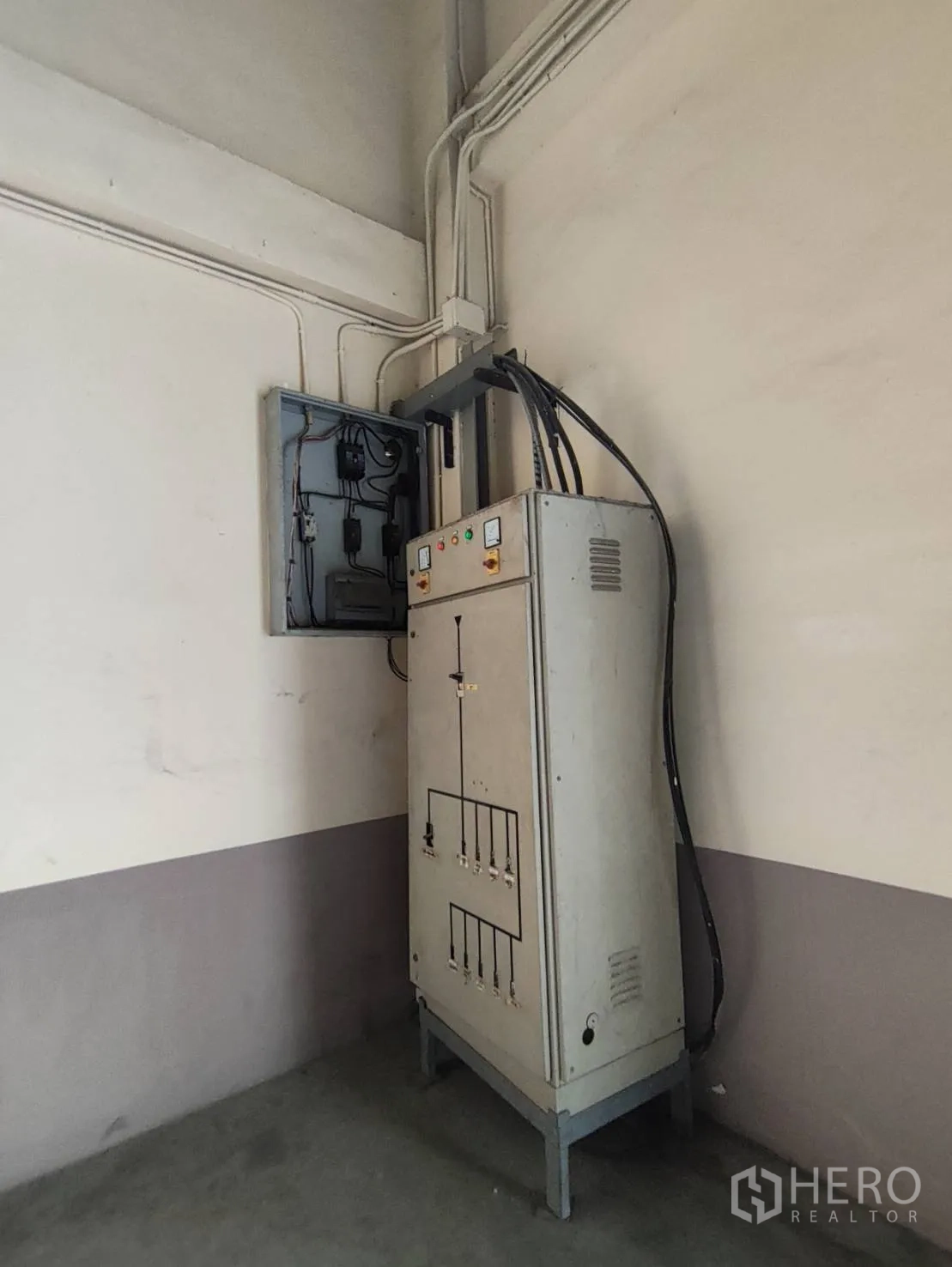 Factory for rent in Krathum Baen, Samut Sakhon - Factory interior electrical control cabinet and wiring near the wall.