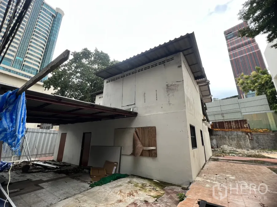 Retail Space for rent in Watthana, Bangkok - Low-rise building and yard with nearby high-rise towers in central Sukhumvit.