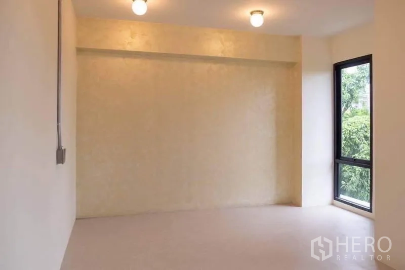 家庭办公室 for rent or sale in Lak Si, Bangkok - 私密房间，浅色墙面与转角窗，外望树景。