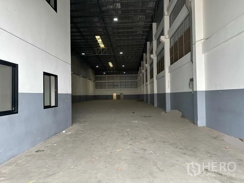 Factory for rent or sale in Bang Phli, Samut Prakan - Spacious warehouse hall with high clearance, concrete floor and steel roof trusses.