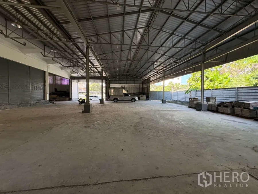 仓库 for rent in Bang Na, Bangkok - 从另一角度展示有顶装卸区与场地空间。