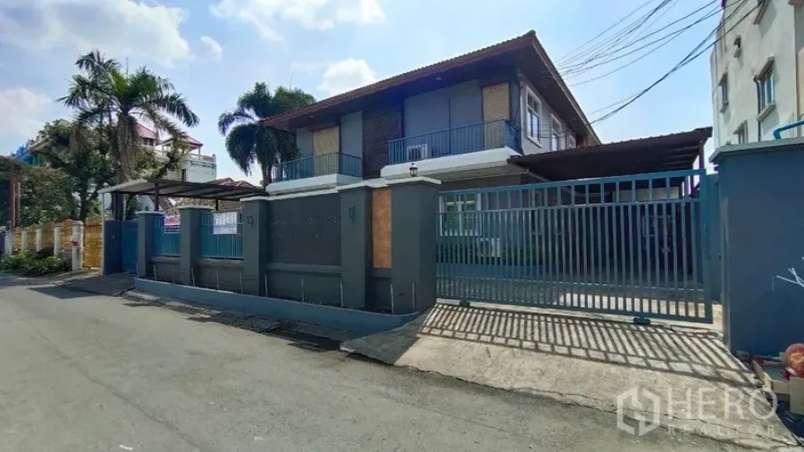 Home Office for rent in Huai Khwang, Bangkok - Two-storey gated home office with sliding metal gate and carport on a quiet lane in Huai Khwang, Bangkok.