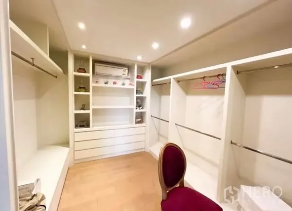 Detached House for rent in Bang Phli, Samut Prakan - Walk-in closet with white built-in shelves, drawers and hanging rails, wood floor and recessed lighting.